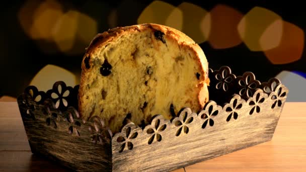 Panettone Dřevěný Stůl Pozadí Blikajícím Světlem Zblízka — Stock video