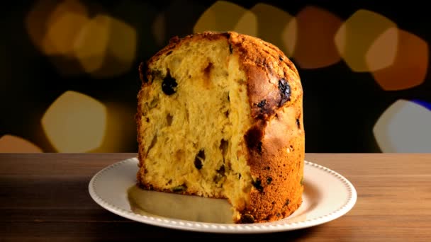 Panettone Στο Ξύλινο Τραπέζι Φόντο Αναβοσβήνει Φώτα Κοντινό Πλάνο — Αρχείο Βίντεο