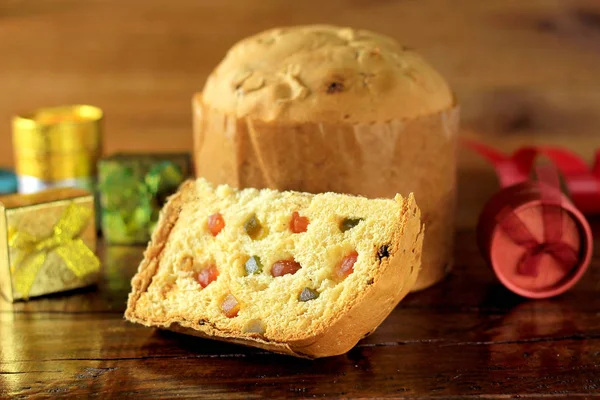 Φέτα Panettone Closeup Ζαχαρωμένα Φρούτα Ξύλινο Τραπέζι Χριστουγεννιάτικη Διακόσμηση Μπροστινή — Φωτογραφία Αρχείου