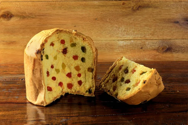 Fetta Panettone Primo Piano Con Tavolo Legno Frutta Candita Addobbi — Foto Stock