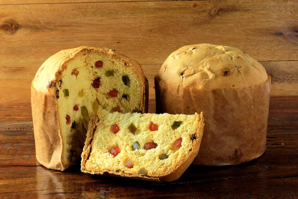 Řezy Panettone Closeup Kandovaným Ovocem Dřevěný Stůl Vánoční Dekorace Pohled — Stock fotografie