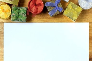 Noel kompozisyon. Ahşap masa üzerinde Noel hediyeleri. Ana sayfa görünümü, boş alanı, kağıt, karton