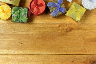 Noel kompozisyon. Ahşap masa üzerinde Noel hediyeleri. Ana sayfa görünümü, boş alanı, kağıt, karton