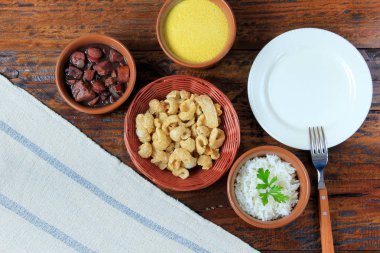 tabak ve çatal yanındaki feijoada, geleneksel Brezilya mutfak gıda, üstten görünüm