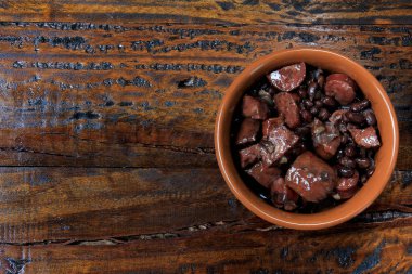 ahşap arka plan altında üstten görünüm izole feijoada, geleneksel Brezilya mutfağı yemek, potu