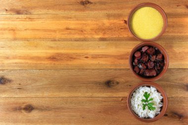 Brezilyalı feijoada, ahşap masa üzerinde Brezilya mutfağının geleneksel çanak. üstten görünüm
