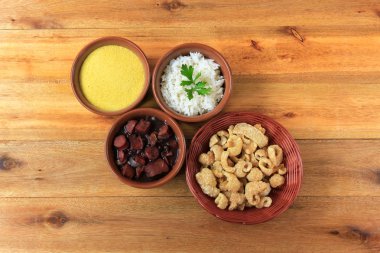 Brezilyalı feijoada, ahşap masa üzerinde Brezilya mutfağının geleneksel çanak. üstten görünüm