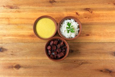 Brezilyalı feijoada, ahşap masa üzerinde Brezilya mutfağının geleneksel çanak. üstten görünüm