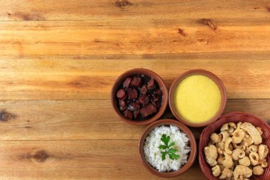 Brezilyalı feijoada, ahşap masa üzerinde Brezilya mutfağının geleneksel çanak. üstten görünüm