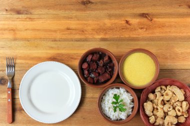 tabak ve çatal yanındaki feijoada, geleneksel Brezilya mutfak gıda, üstten görünüm