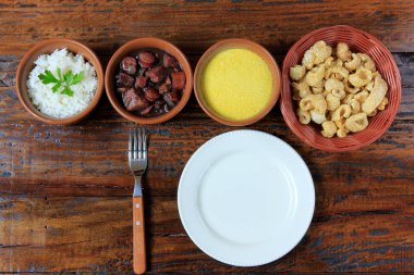 Brezilyalı feijoada, ahşap masa üzerinde Brezilya mutfağının geleneksel çanak. üstten görünüm