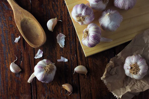 Ampoules Ail Étalées Sur Une Table Rustique Bois Gros Plan — Photo