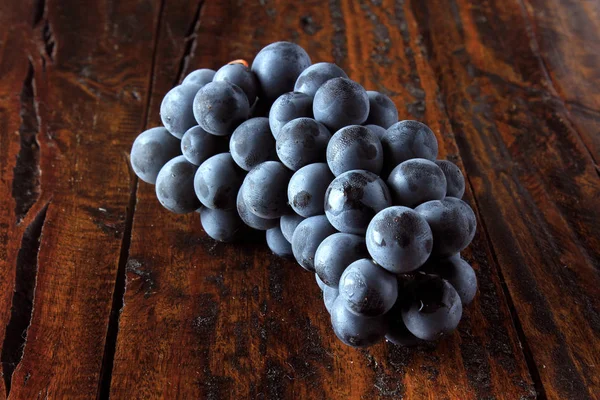 Cachos Uvas Frescas Mesa Madeira Rústica Uvas Close — Fotografia de Stock