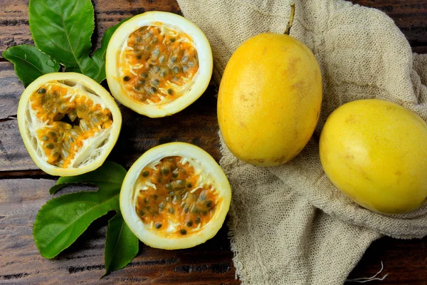 Fruta Pasión Amarilla Con Hojas Cortado Por Mitad Telas Bolsa — Foto de Stock