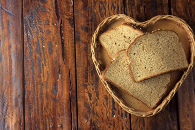 Yulaf ve şekli kalp sepet içinde keten tohumu yapılmış organik dilim kepekli ekmek. Sağlıklı beslenme. Üstten görünüm. metin kopya alanı