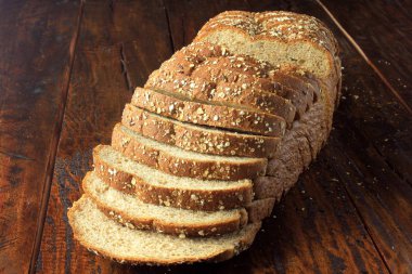 Organik kepekli ekmek, yulaf ve keten tohumu kahvaltı masasında yapılan dilimlenmiş. Sağlıklı beslenme. Üstten görünüm