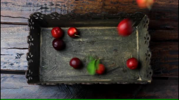 从种植园收获的新鲜有机丙烯酸 放在木桌上的乡村盒子里 — 图库视频影像