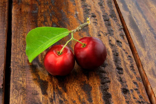 Acerola Κεράσι Ωμά Νωπά Ρουστίκ Ξύλινο Τραπέζι Υψηλή Βιταμίνη Και — Φωτογραφία Αρχείου