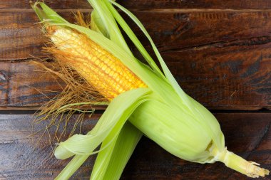 saman ile ham Mısır koçanı plantasyonda rustik ahşap masa--dan hasat. metin için yer