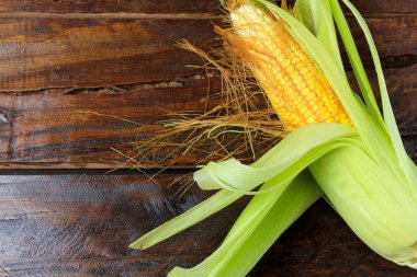 saman ile ham Mısır koçanı plantasyonda rustik ahşap masa--dan hasat. metin için yer