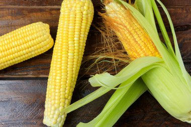 saman ile ham Mısır koçanı plantasyonda rustik ahşap masa--dan hasat. üstten görünüm