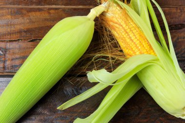 saman ile ham Mısır koçanı plantasyonda rustik ahşap masa--dan hasat. üstten görünüm