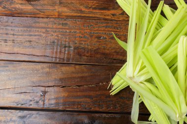 Bu bağırmak ve yeşil Mısır saman, çiftliğinde rustik ahşap masa--dan hasat. metin için yer