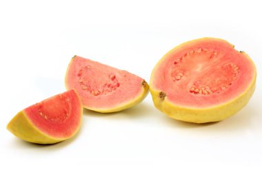 yakın çekim guava meyve, pembe, taze, organik, yaprakları, bütün ve dilimlenmiş, beyaz arka plan üzerinde izole. Önden görünüm