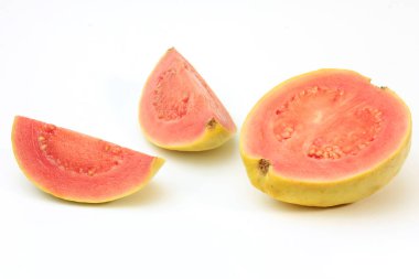 yakın çekim guava meyve, pembe, taze, organik, yaprakları, bütün ve dilimlenmiş, beyaz arka plan üzerinde izole. Önden görünüm