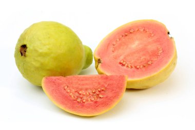 yakın çekim guava meyve, pembe, taze, organik, yaprakları, bütün ve dilimlenmiş, beyaz arka plan üzerinde izole. Önden görünüm