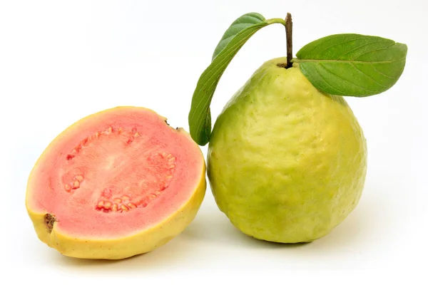 Close Guave Vruchten Roze Verse Biologische Met Bladeren Hele Gesneden — Stockfoto