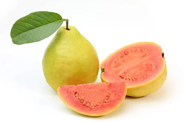 yakın çekim guava meyve, pembe, taze, organik, yaprakları, bütün ve dilimlenmiş, beyaz arka plan üzerinde izole. Önden görünüm