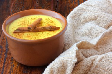 CURAU, Mısır tatlı ve tarçın ile Brezilya mutfağının tipik tatlı krema ahşap masa üzerinde seramik kase yerleştirilir. Uzay kopyalayın. Yakın çekim