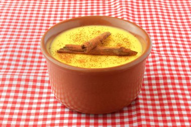 CURAU, Mısır ve tatlı tarçın ile Brezilya mutfağının tipik krem damalı bir masa örtüsü seramik bir kase yerleştirilir. Kopya alanı