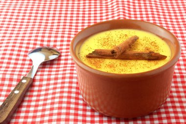 CURAU, Mısır ve tatlı tarçın ile Brezilya mutfağının tipik krem damalı bir masa örtüsü seramik bir kase yerleştirilir. Kopya alanı