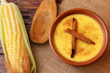 CURAU, Mısır tatlı ve tarçın ile Brezilya mutfağının tipik tatlı krema ahşap masa üzerinde seramik kase yerleştirilir. Üstten görünüm. Yakın çekim