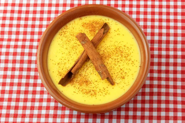 CURAU, Mısır ve tatlı tarçın ile Brezilya mutfağının tipik krem damalı bir masa örtüsü seramik bir kase yerleştirilir. Üstten görünüm. Kopya alanı