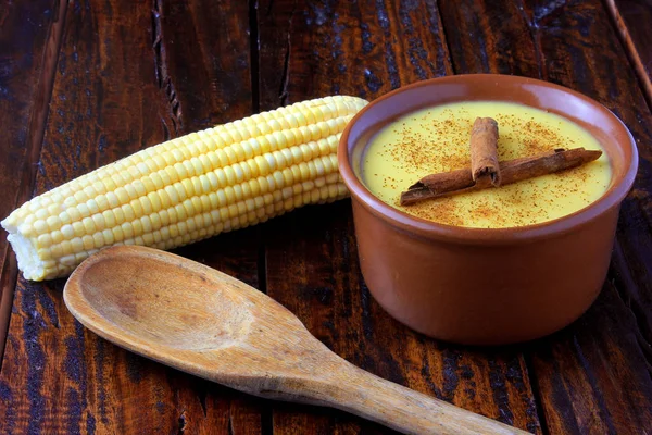 CURAU, Mısır tatlı ve tarçın ile Brezilya mutfağının tipik tatlı krema ahşap masa üzerinde seramik kase yerleştirilir. Uzay kopyalayın. Yakın çekim