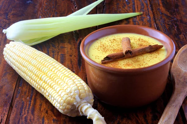 CURAU, Mısır tatlı ve tarçın ile Brezilya mutfağının tipik tatlı krema ahşap masa üzerinde seramik kase yerleştirilir. Uzay kopyalayın. Yakın çekim