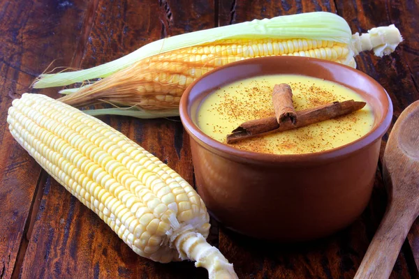 CURAU, Mısır tatlı ve tarçın ile Brezilya mutfağının tipik tatlı krema ahşap masa üzerinde seramik kase yerleştirilir. Uzay kopyalayın. Yakın çekim