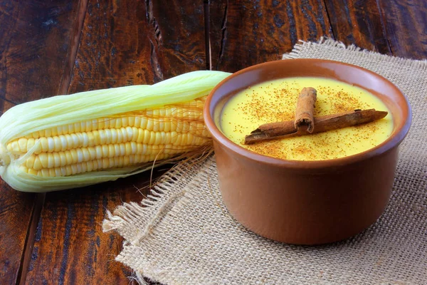 CURAU, Mısır tatlı ve tarçın ile Brezilya mutfağının tipik tatlı krema ahşap masa üzerinde seramik kase yerleştirilir. Uzay kopyalayın. Yakın çekim