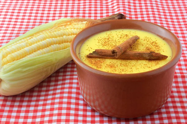 CURAU, Mısır ve tatlı tarçın ile Brezilya mutfağının tipik krem damalı bir masa örtüsü seramik bir kase yerleştirilir. Kopya alanı