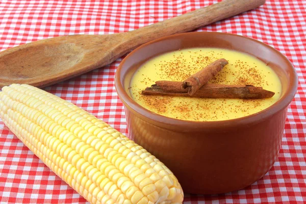 CURAU, Mısır ve tatlı tarçın ile Brezilya mutfağının tipik krem damalı bir masa örtüsü seramik bir kase yerleştirilir. Kopya alanı