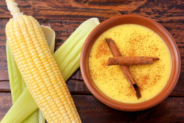 CURAU, Mısır tatlı ve tarçın ile Brezilya mutfağının tipik tatlı krema ahşap masa üzerinde seramik kase yerleştirilir. Üstten görünüm. Yakın çekim