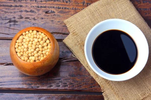 Sojabonen Met Donkere Sojasaus Een Keramische Kom Rustieke Houten Tafel — Stockfoto