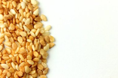 Beyaz arka plan üzerinde üstten görünüm izole susam. makro fotoğrafçılık