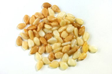 Beyaz arka plan üzerinde üstten görünüm izole susam. makro fotoğrafçılık