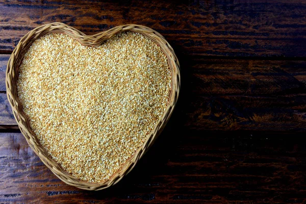 Semillas Sésamo Cesta Con Forma Corazón Aislado Mesa Madera Rústica — Foto de Stock