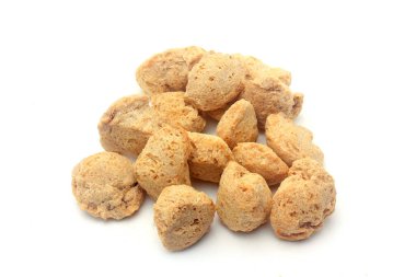 Soya eti beyaz arka plan üzerinde parçalar. Ham soya fasulyesi parçaları Üstten Görünüm