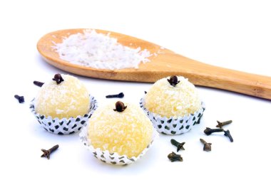 Hindistan cevizi (beijinho de coco) - beyaz arka plan üzerinde izole tipik tatlı Brezilya mutfağı öp. Clouseup fotoğraf